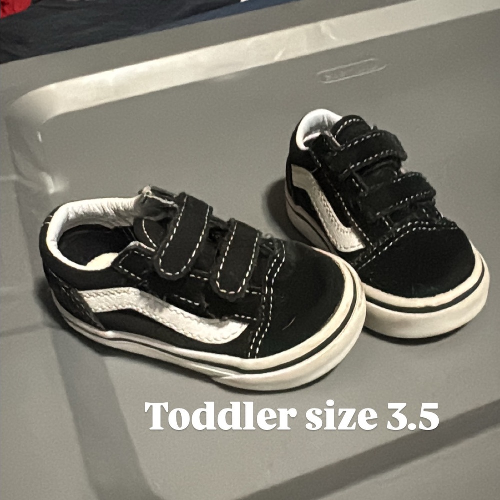 Kids Black and White Velcro Sneakers Converse size 3.5